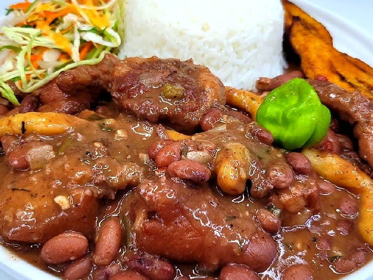 Stew peas with pigtail